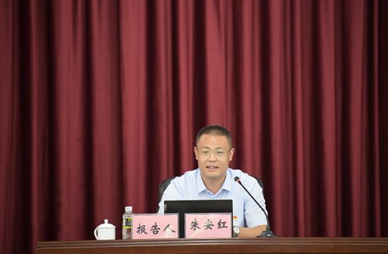 窗帘前的人&#xA;&#xA;中度可信度描述已自动生成